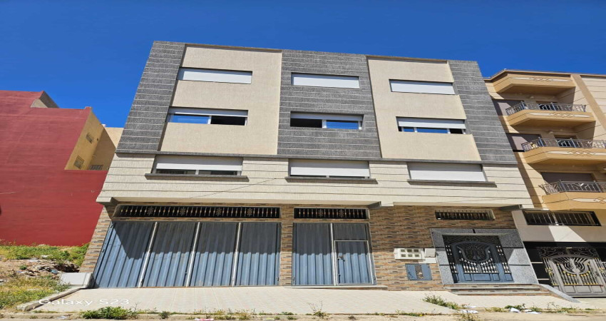 Tanger Zone Industrielle Gzenaya : Immeuble complet avec garage+ 3 appartements de 103 m² + retrait&nbsp;